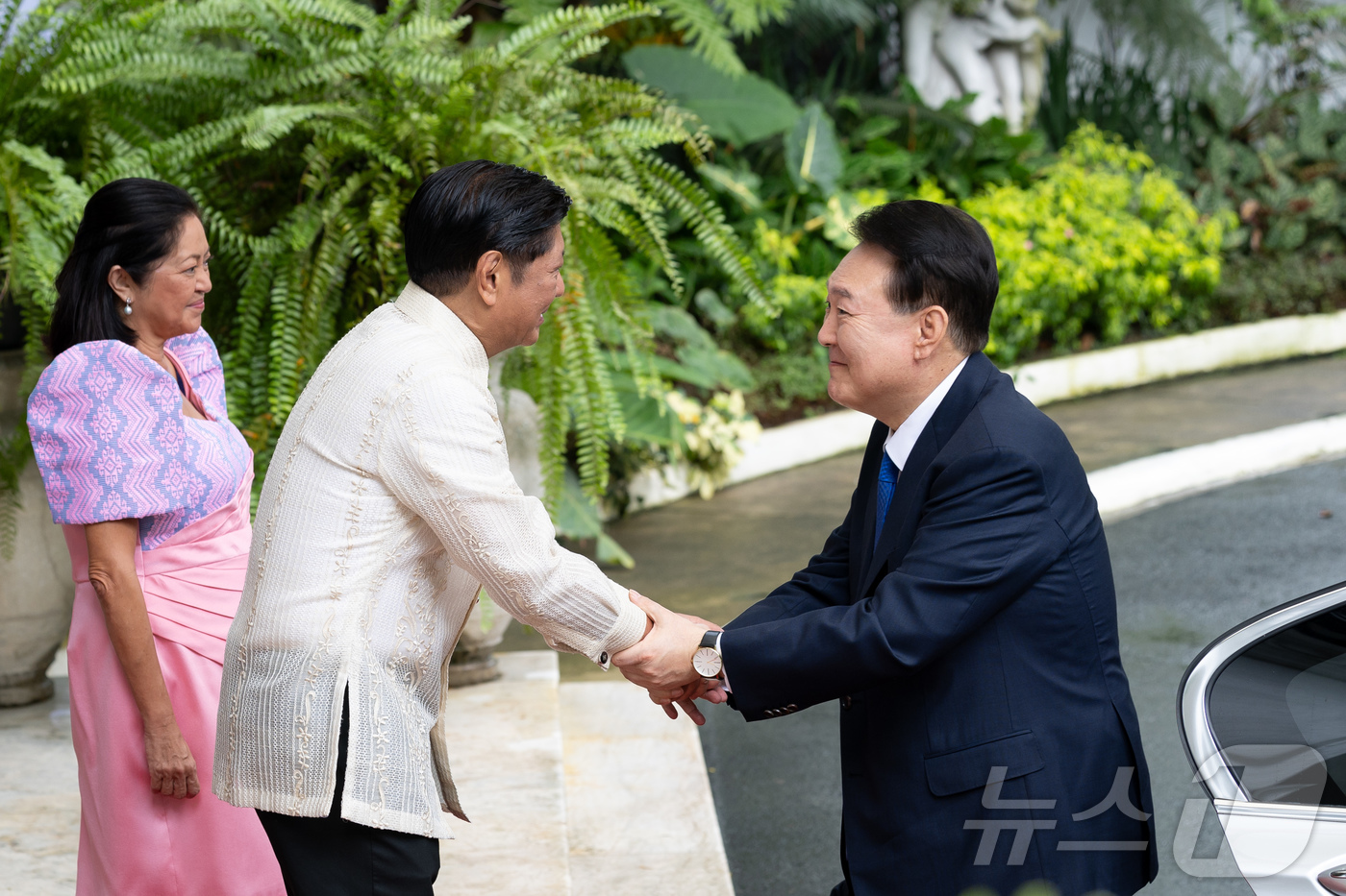(서울=뉴스1) 송원영 기자 = 필리핀을 국빈 방문한 윤석열 대통령이 7일 오전(현지시간) 필리핀 마닐라 말라카냥 대통령궁에서 열린 공식환영식에 앞서 페르디난드 마르코스 필리핀 대 …