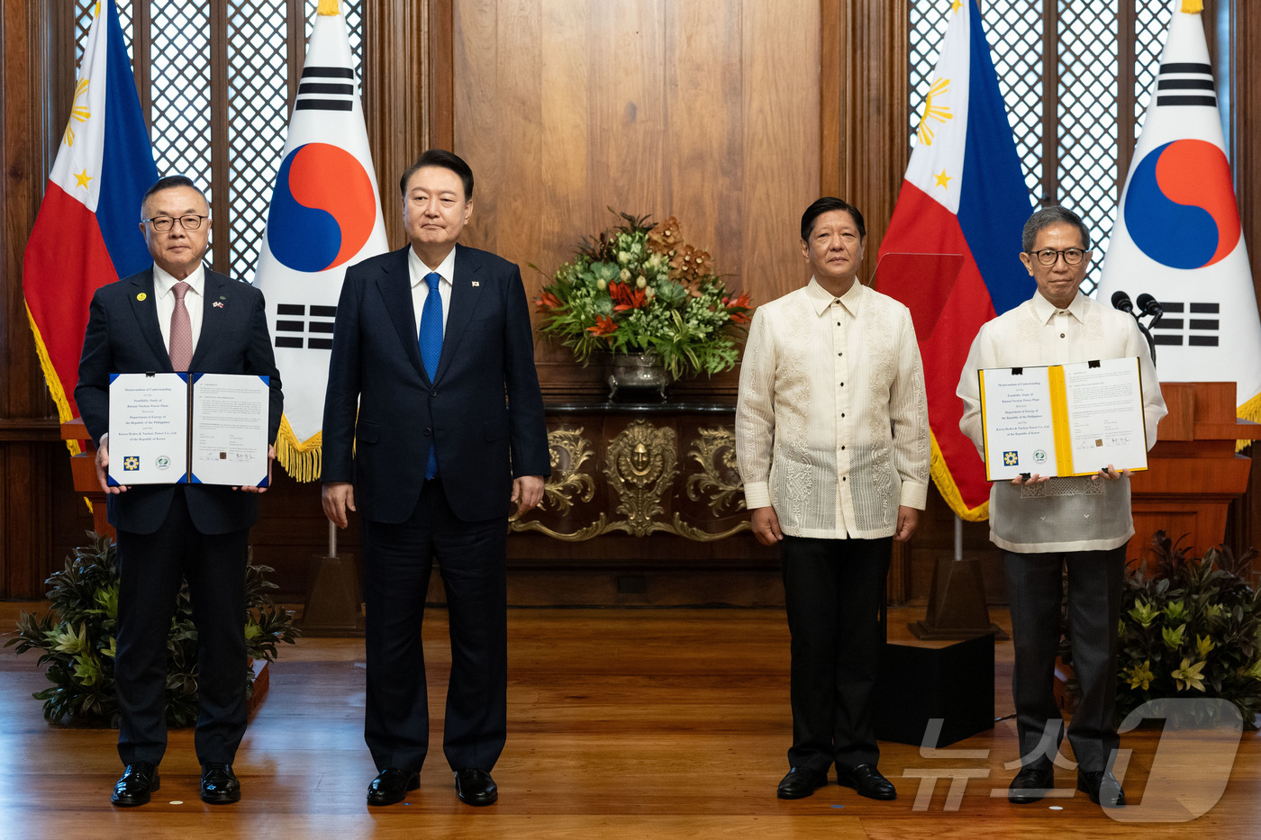 (서울=뉴스1) 송원영 기자 = 황주호 한국수력원자력 사장과 라파엘 로띨리야 필리핀 에너지부 장관이 7일 오전(현지시간) 필리핀 마닐라 말라카냥 대통령궁에서 윤석열 대통령과 페르디 …