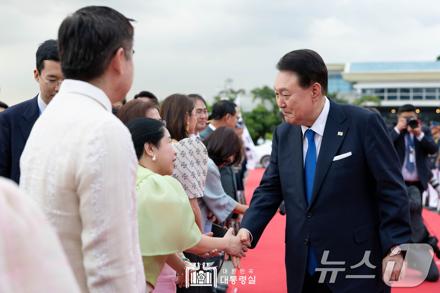 (서울=뉴스1) 송원영 기자 = 필리핀 국빈 방문을 마친 윤석열 대통령이 7일(현지시간) 오후 필리핀 마닐라 니노이 아키노 국제공항에서 환송나온 인사들과 악수하고 있다. (대통령실 …