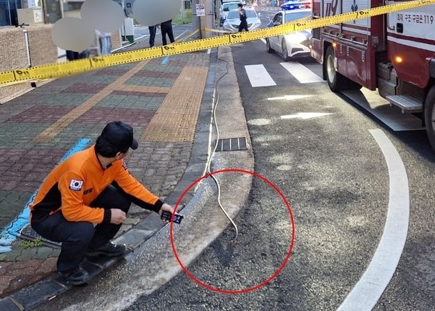 전봇대 전선이 '뚝' 머리 위로…제주서 길 걷던 40대 감전 날벼락