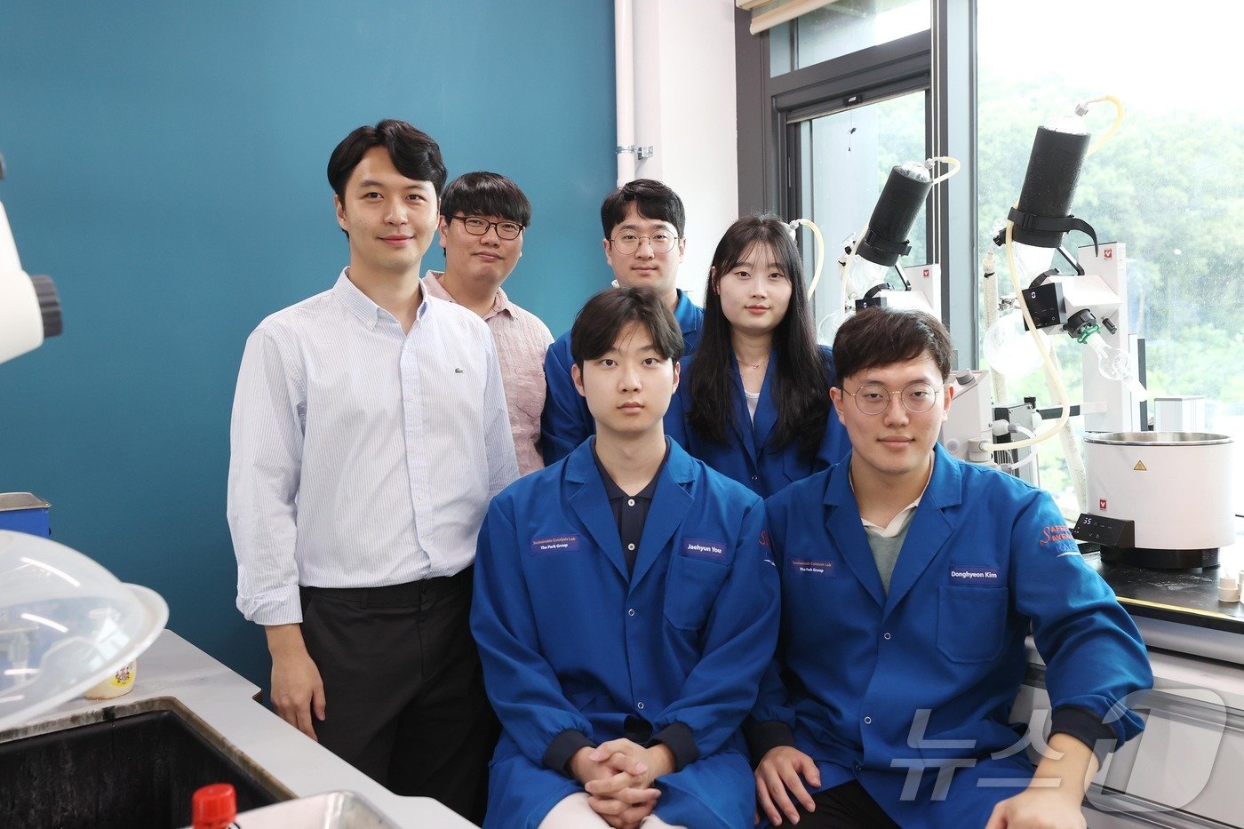 본문 이미지 - KAIST 화학과 박윤수 교수(왼쪽) 연구팀이 기념촬영을 하고 있다.(KAIST 제공)/뉴스1