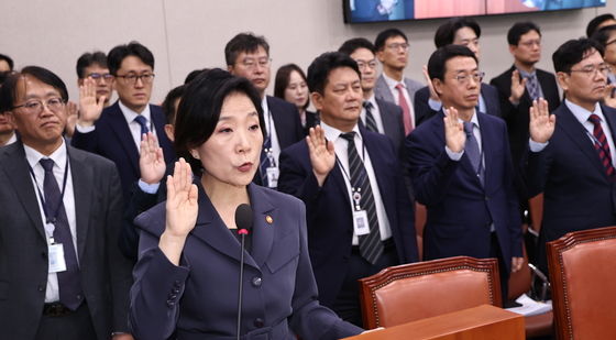 [국감]선서하는 오영주 중소벤처기업부 장관