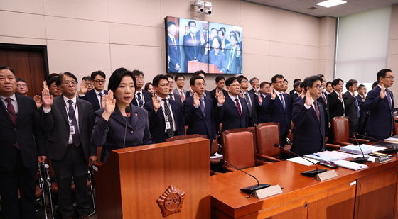 [국감]오영주 중소벤처기업부 장관, 국정감사 증인 선서