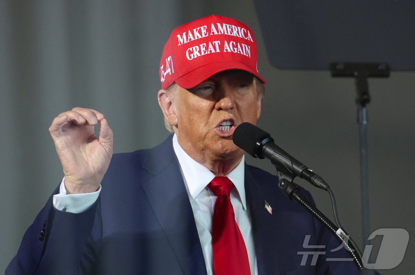 본문 이미지 -  도널드 트럼프이 MAGA 모자를 쓰고 연설하고 있다.  ⓒ 로이터=뉴스1 ⓒ News1 권진영 기자