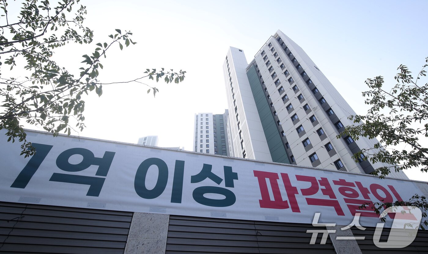 본문 이미지 - 지방 한 아파트에  할인분양 현수막이 걸려 있다./뉴스1 ⓒ News1 공정식 기자
