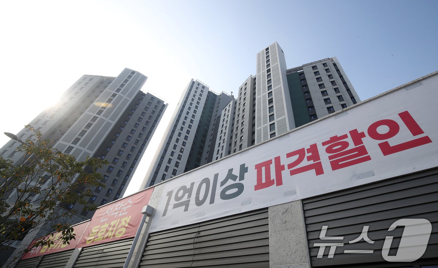 본문 이미지 - 대구 서구 내당동 반고개역 푸르지오 아파트에 '1억 이상 파격 할인' 현수막이 걸려 있다. (자료사진) /뉴스1 ⓒ News1 공정식 기자
