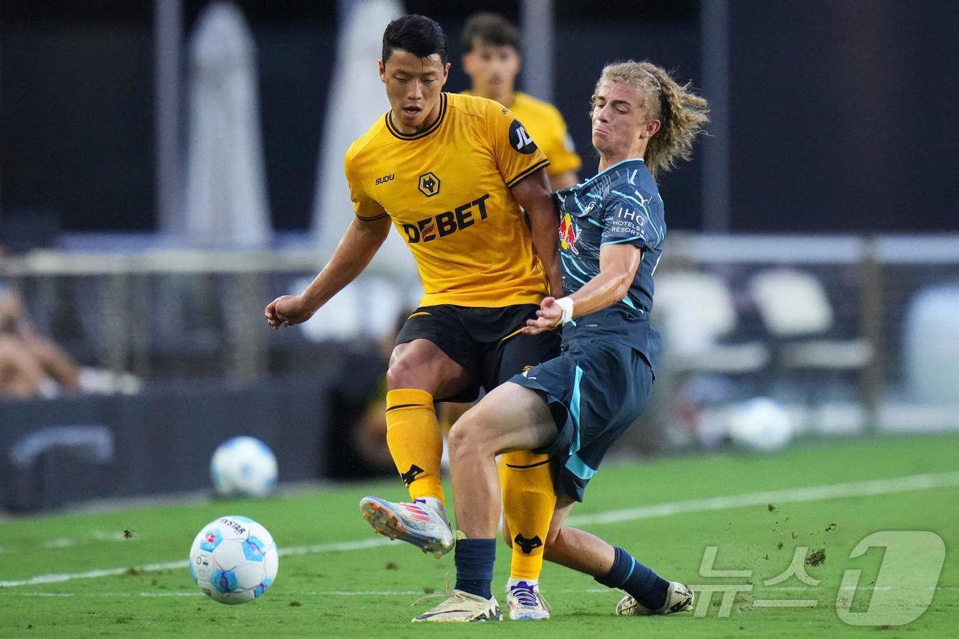 본문 이미지 - 울버햄튼의 황희찬(왼쪽) ⓒ AFP=뉴스1