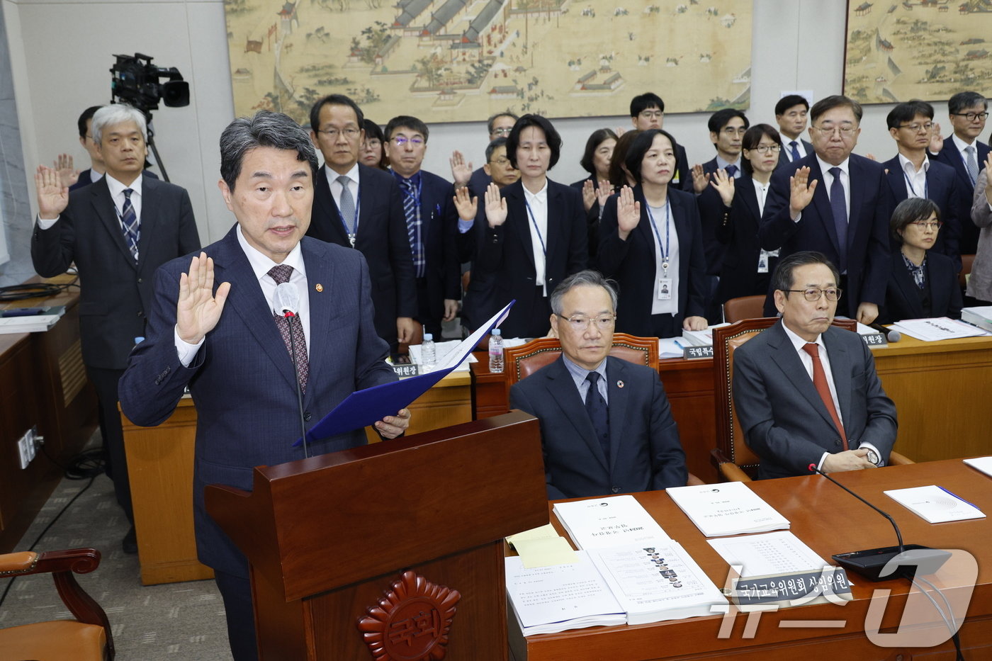 이주호 사회부총리 겸 교육부 장관이 8일 오전 서울 여의도 국회 교육위원회에서 열린 교육부·국가교육위원회·국사편찬위원회 등에 대한 국정감사에서 증인 선서를 하고 있다. 2024.10.8/뉴스1 ⓒ News1 안은나 기자