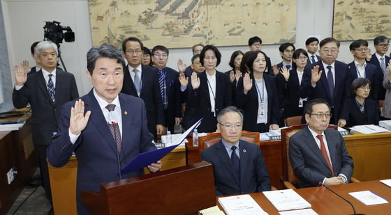 [국감]선서하는 이주호 부총리