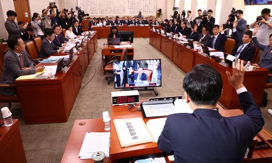 [국감현장] '김여사 공천개입 의혹' 제기 강혜경씨…법사위 증인 채택