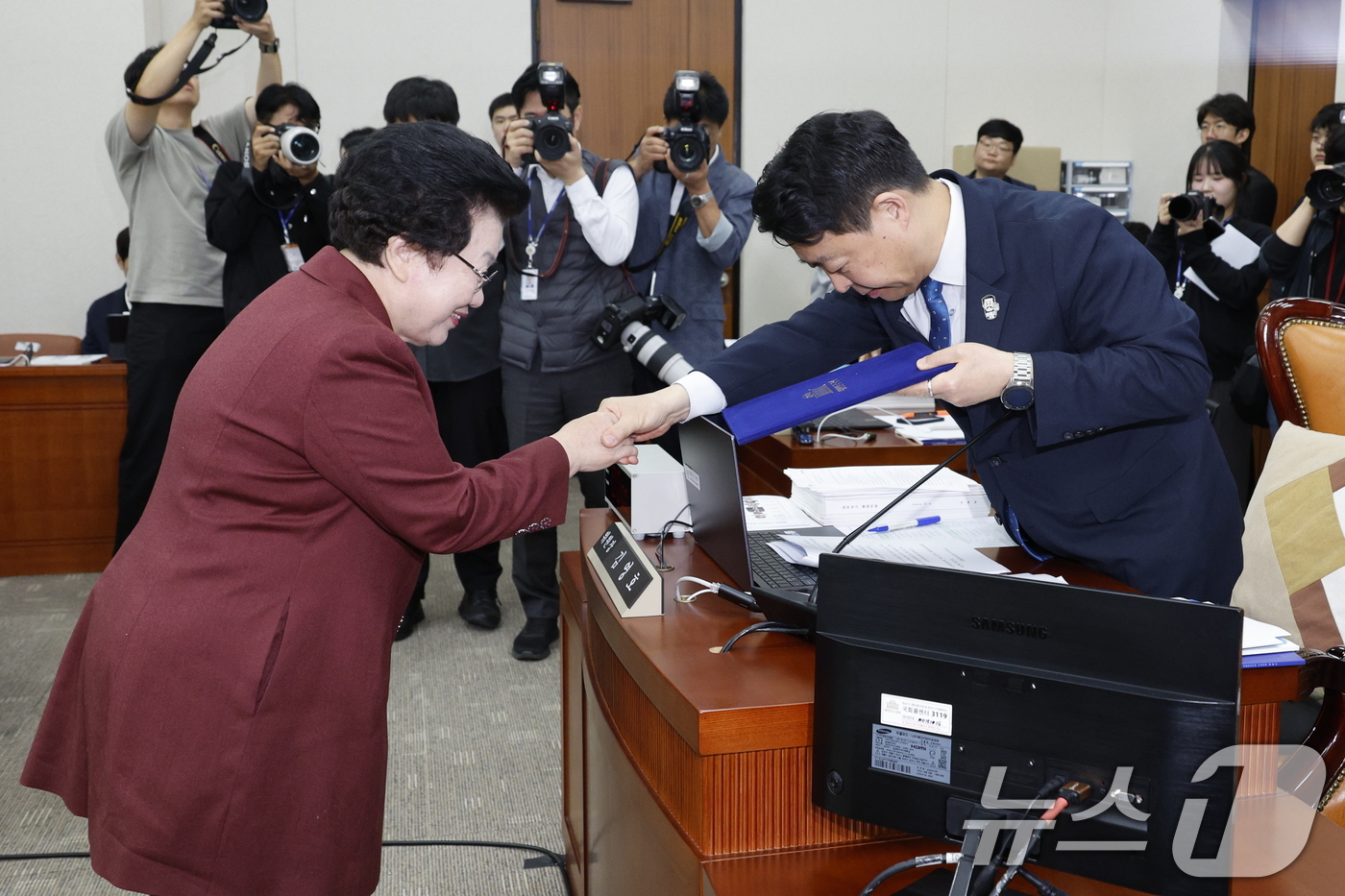 (서울=뉴스1) 안은나 기자 = 이배용 국가교육위원회 위원장이 8일 오전 서울 여의도 국회 교육위원회에서 열린 교육부·국가교육위원회·국사편찬위원회 등에 대한 국정감사에서 증인 선서 …