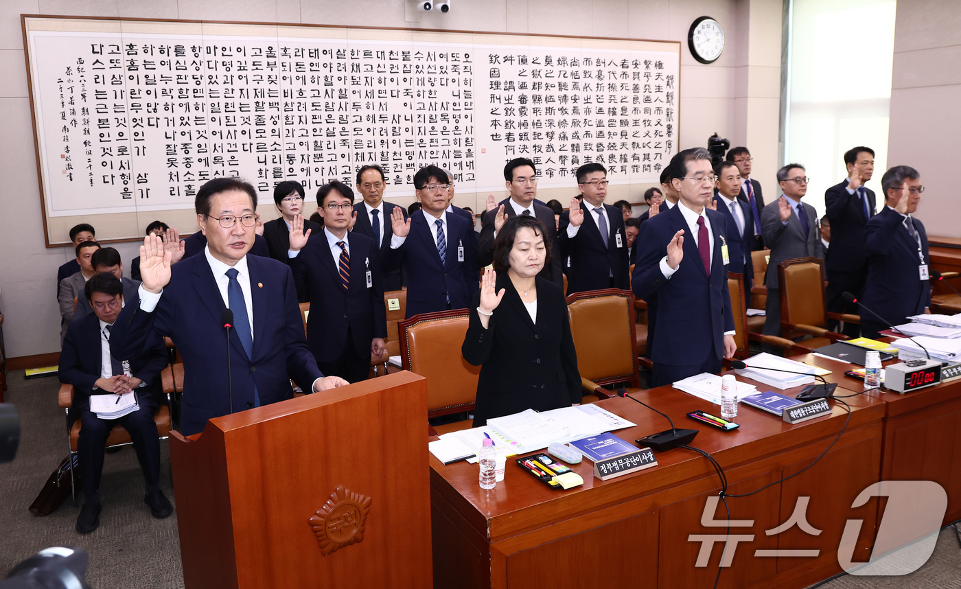 (서울=뉴스1) 김민지 기자 = 박성재 법무부 장관을 비롯한 증인 및 참고인들이 8일 오전 서울 여의도 국회 법제사법위원회에서 열린 법무부, 대한법률구조공단, 한국법무보호복지공단, …