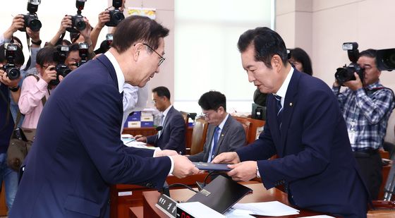 [국감] 선서문 제출하는 박성재 법무장관