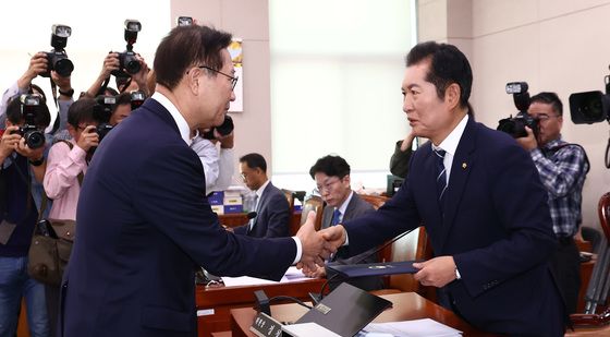 [국감] 정청래 위원장과 악수하는 박성재 법무장관