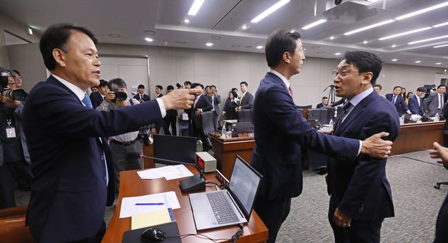 [국감현장] 권익위 부위원장 "국회의원 전부 고발"에 정무위 국감 파행