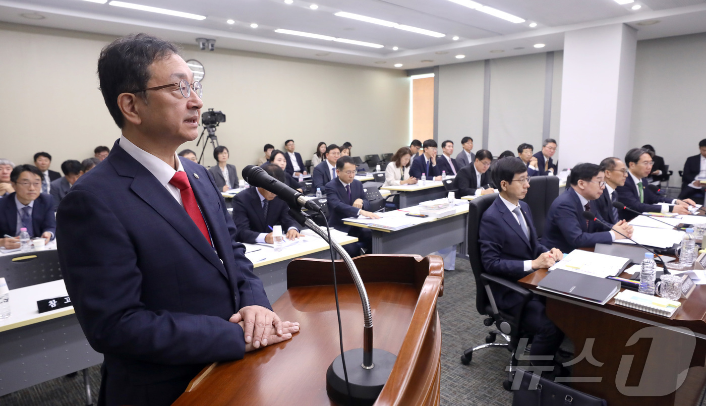 (세종=뉴스1) 김기남 기자 = 정승윤 국민권익위원회 부위원장이 8일 오전 세종시 정부세종청사에서 열린 국회 정무위원회 국정감사에서 위원들의 질의에 답하고 있다. 2024.10.8 …