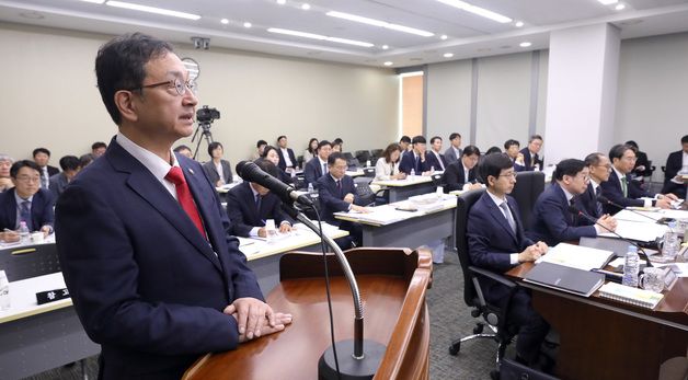 [국감]질의에 답하는 정승윤 국민권익위 부위원장