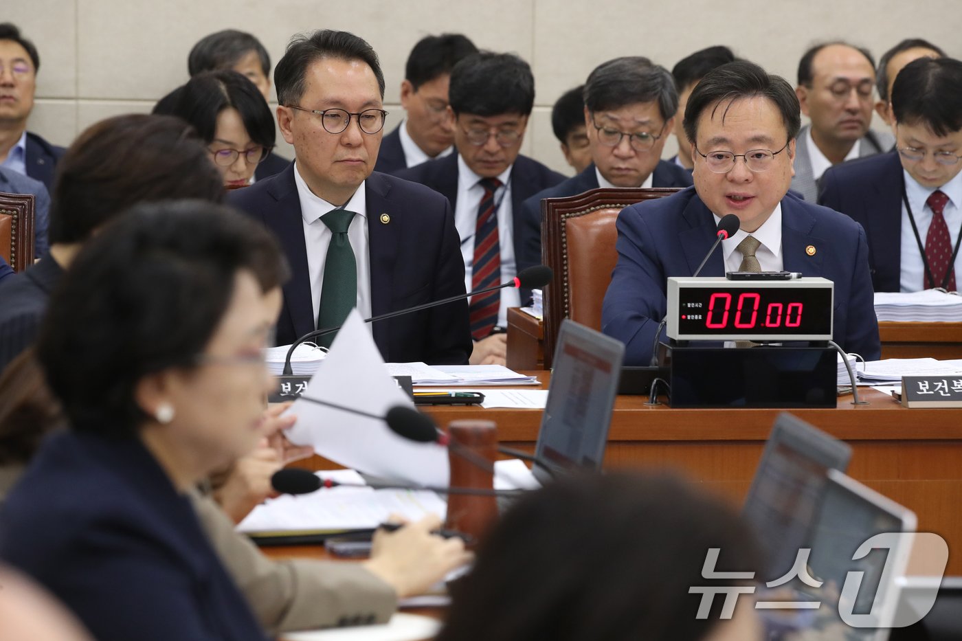 본문 이미지 - 조규홍 보건복지부장관이 8일 오전 서울 여의도 국회에서 열린 보건복지위원회의 보건복지부, 질병관리청에 대한 국정감사에서 의원 질의에 답변하고 있다. 2024.10.8/뉴스1 ⓒ News1 이광호 기자