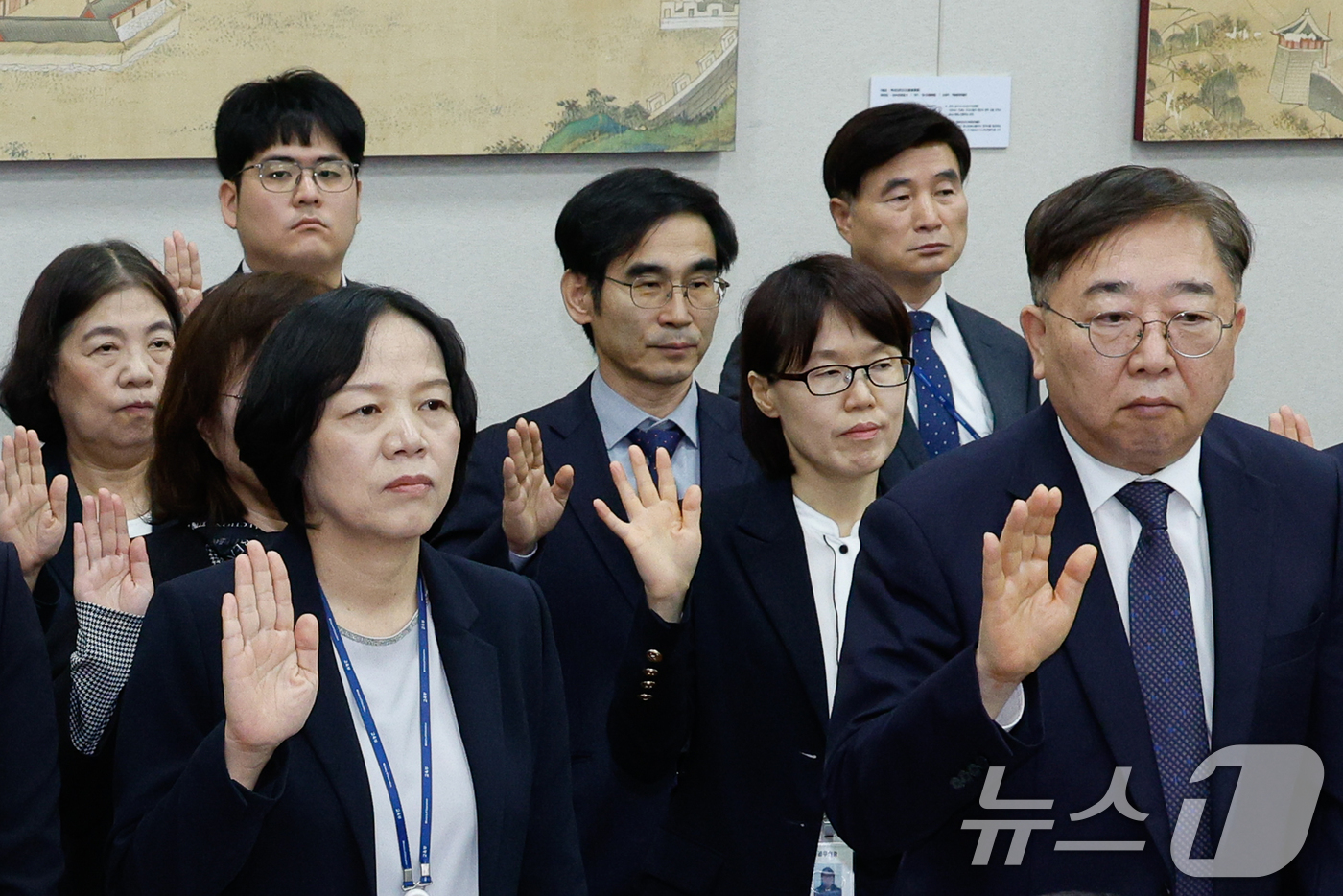 (서울=뉴스1) 안은나 기자 = 김건호 교육부 장관 청년보좌역(맨 뒷줄 왼쪽 첫번째)이 8일 오전 서울 여의도 국회 교육위원회에서 열린 교육부·국가교육위원회·국사편찬위원회 등에 대 …