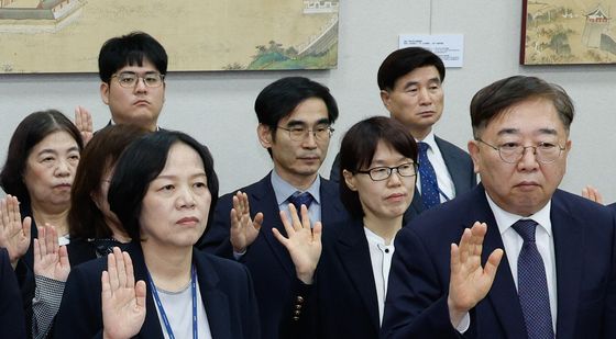 [국감]선서하는 김건호 청년보좌역