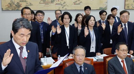 [국감]선서하는 김건호 청년보좌역