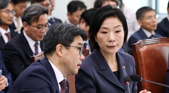 [국감]대화하는 오영주 장관과 김성섭 차관