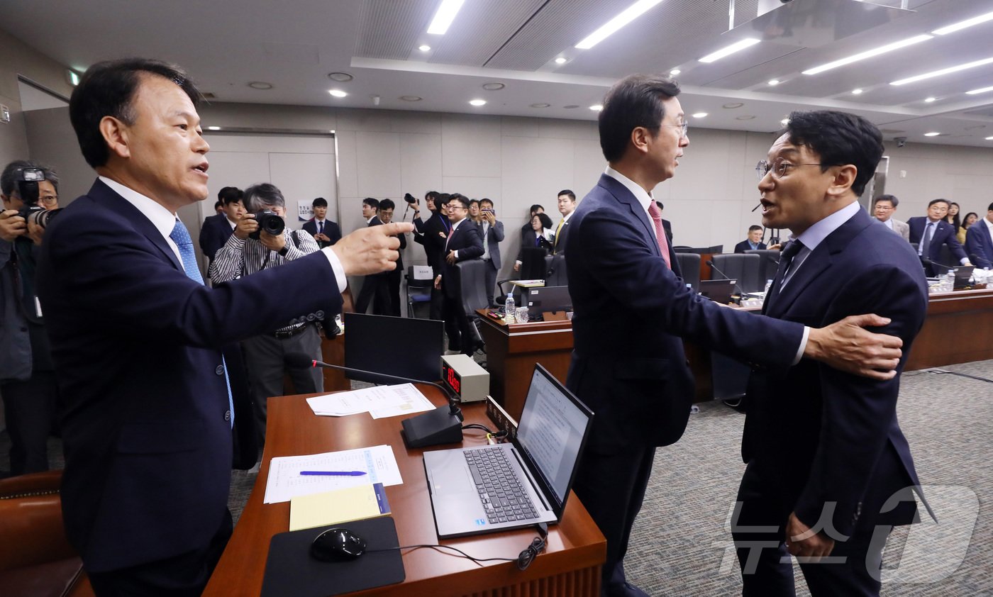 8일 오전 세종시 정부세종청사에서 열린 국회 정무위원회 국정감사에서 정승윤 부위원장의 국회의원 고발건에 대한 발언이 문제되며 민주당 천준호의원이 윤한홍 위원장&#40;왼쪽&#41;으로부터 퇴장 명령을 받으며 강한 항의를 하고 있다. 2024.10.8/뉴스1 ⓒ News1 김기남 기자