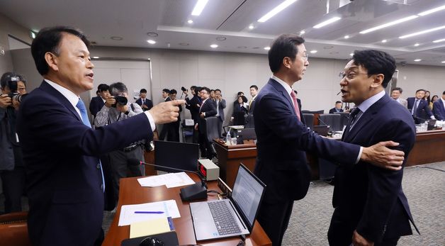 [국감]퇴장 명령에 항의하는 천준호 민주당 의원