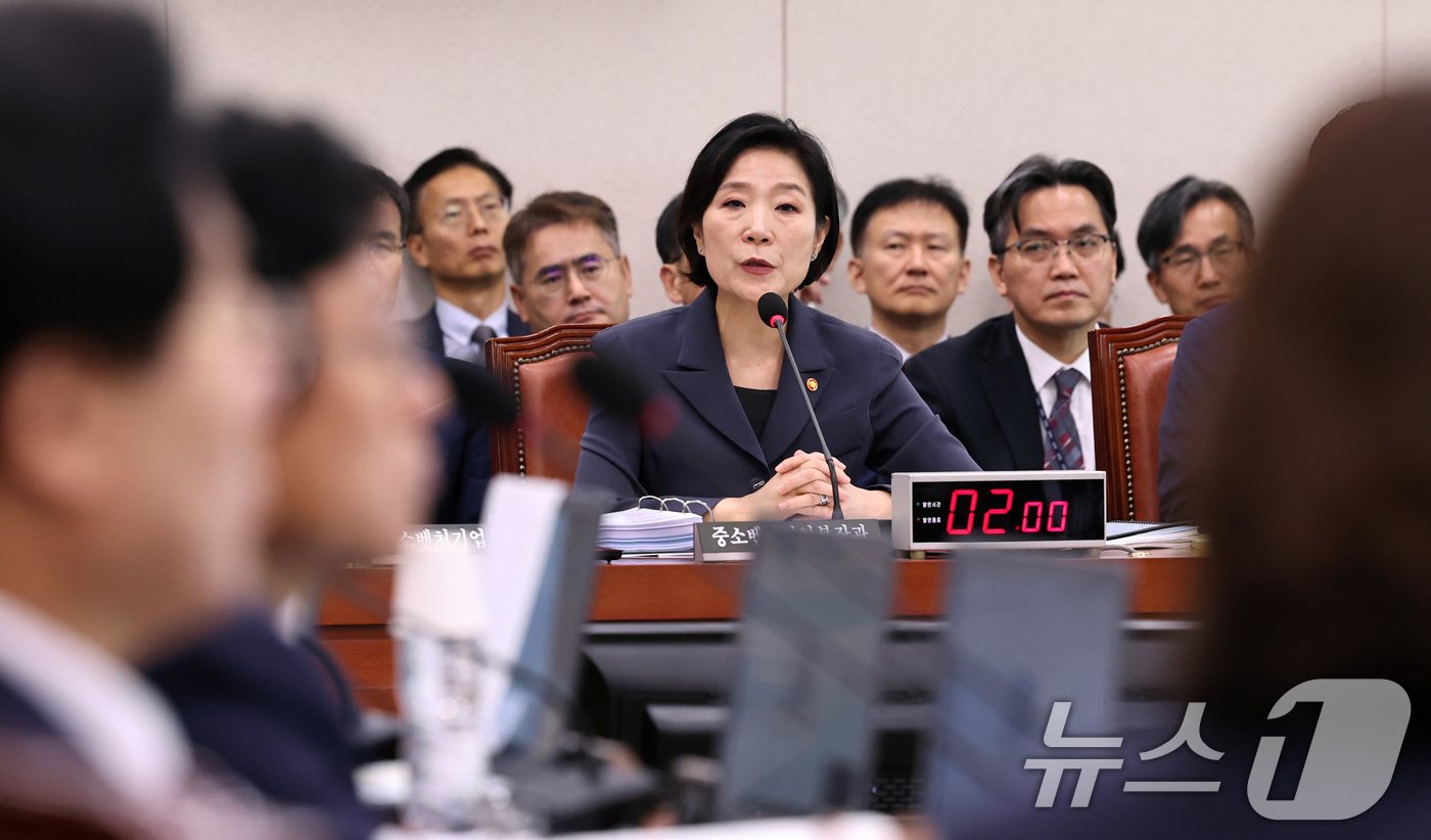 본문 이미지 - 오영주 중소벤처기업부 장관이 8일 오전 서울 여의도 국회에서 열린 국회 산업통상자원중소벤처기업위원회의 중소벤처기업부 등에 대한 국정감사에서 질의에 답변하고 있다. 2024.10.8/뉴스1 ⓒ News1 구윤성 기자