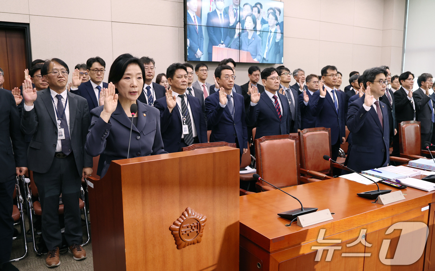 (서울=뉴스1) 구윤성 기자 = 오영주 중소벤처기업부 장관이 8일 오전 서울 여의도 국회에서 열린 국회 산업통상자원중소벤처기업위원회의 중소벤처기업부 등에 대한 국정감사에서 선서하고 …