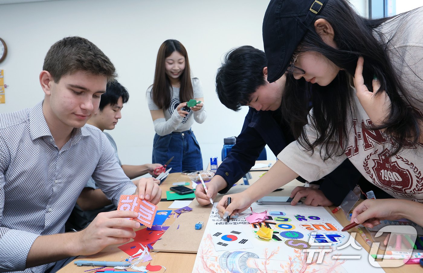 본문 이미지 - 한국에 거주 중인 66개국 외국인들이 8일 오전 서울 서대문구 연세로 연세대학교 언어연구교육원 한국어학당에서 열린 제30회 외국인 한글백일장에 참여해 멋글씨 작품을 만들고 있다. . 2024.10.8/뉴스1 ⓒ News1 박정호 기자