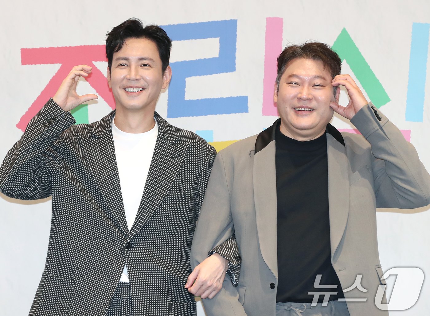 배우 최원영과 최무성&#40;오른쪽&#41;이 8일 서울 구로구 라마다서울신도림호텔에서 열린 JTBC 새 수요드라마 &#39;조립식 가족&#39; 제작발표회에서 포즈를 취하고 있다. &#39;조립식 가족&#39;은 10년은 가족으로 함께 했고 10년은 남남으로 그리워했던 세 청춘이 다시 만나 펼쳐지는 로맨스다. 2024.10.8/뉴스1 ⓒ News1 권현진 기자