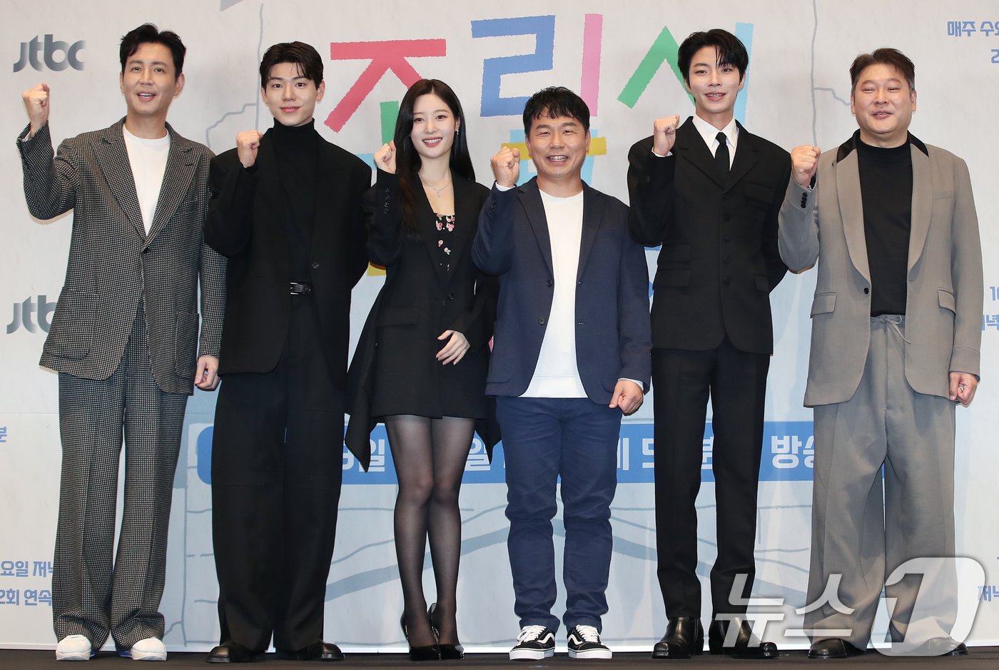 본문 이미지 - 배우 최원영(왼쪽부터)과 배현성, 정채연, 김승호 감독, 황인엽, 최무성이 8일 서울 구로구 라마다서울신도림호텔에서 열린 JTBC 새 수요드라마 '조립식 가족' 제작발표회에서 포즈를 취하고 있다. '조립식 가족'은 10년은 가족으로 함께 했고 10년은 남남으로 그리워했던 세 청춘이 다시 만나 펼쳐지는 로맨스다. 2024.10.8/뉴스1 ⓒ News1 권현진 기자