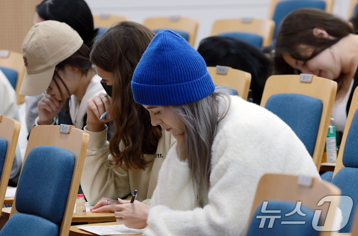 본문 이미지 - 한국에 거주 중인 66개국 외국인들이 8일 오전 서울 서대문구 연세로 연세대학교 언어연구교육원 한국어학당에서 열린 제30회 외국인 한글백일장에 참여해 글쓰기를 하고 있다. 지난 1992년 10월에 처음 시작돼 그동안 100여 개국, 40,000여 명의 외국인과 해외 동포가 참가한 외국인 한글백일장은 세종대왕의 한글 창제 정신과 한글의 우수성을 널리 알리고, 서로 다른 문화 간의 이해와 존중, 소통과 교류의 장이 되고 있다. 2024.10.8/뉴스1 ⓒ News1 박정호 기자