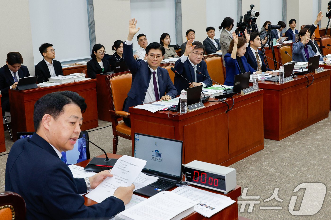 본문 이미지 - 8일 오전 서울 여의도 국회 교육위원회에서 열린 교육부·국가교육위원회·국사편찬위원회 등에 대한 국정감사에서 여당 의원들이 김건희 여사 논문 위조에 관련됐다는 의혹을 받는 설민신 한경국립대 교수 동행명령장 발부 반대 거수 표결을 하고 있다. 2024.10.8/뉴스1 ⓒ News1 안은나 기자