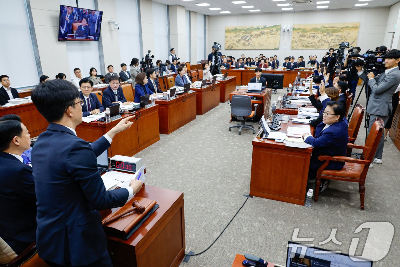 8일 오전 서울 여의도 국회 교육위원회에서 열린 교육부·국가교육위원회·국사편찬위원회 등에 대한 국정감사에서 야당 의원들이 김건희 여사 논문 위조에 관련됐다는 의혹을 받는 설민신 한경국립대 교수 동행명령장 발부 건과 관련 찬성 거수 표결을 하고 있다. 2024.10.8/뉴스1 ⓒ News1 안은나 기자