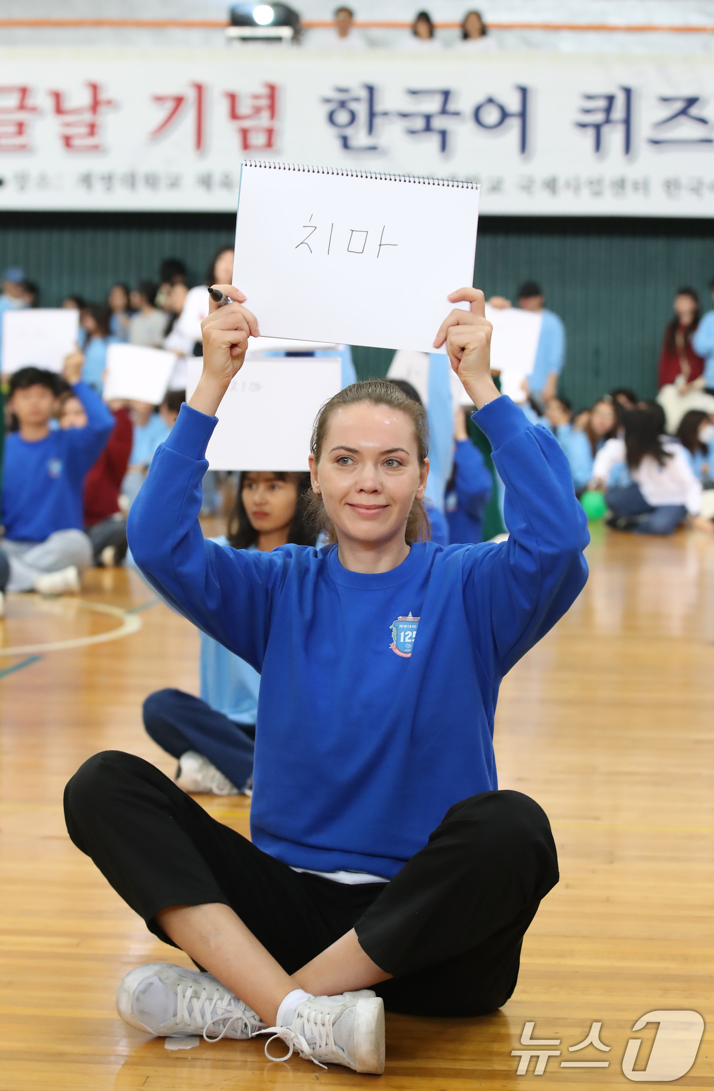 (대구=뉴스1) 공정식 기자 = 한글날을 하루 앞둔 8일 대구 달서구 계명대학교 성서캠퍼스에서 열린 '제578돌 한글날 기념 한국어 퀴즈대회'에 참가한 외국인 유학생들이 받아쓰기 …