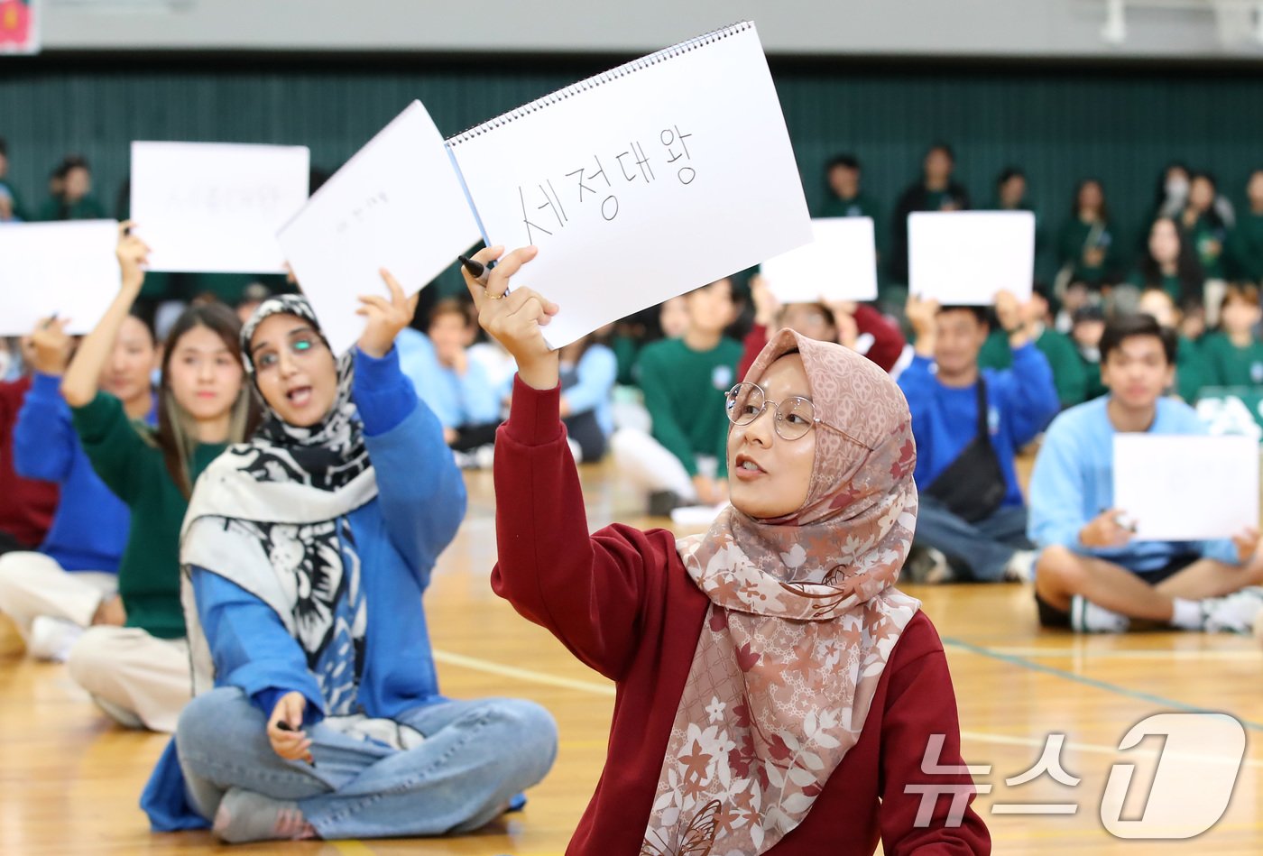 한글날을 하루 앞둔 8일 대구 달서구 계명대학교 성서캠퍼스에서 열린 &#39;제578돌 한글날 기념 한국어 퀴즈대회&#39;에 참가한 외국인 유학생들이 받아쓰기 답을 적은 스케치북을 들어 보이고 있다. 2024.10.8/뉴스1 ⓒ News1 공정식 기자