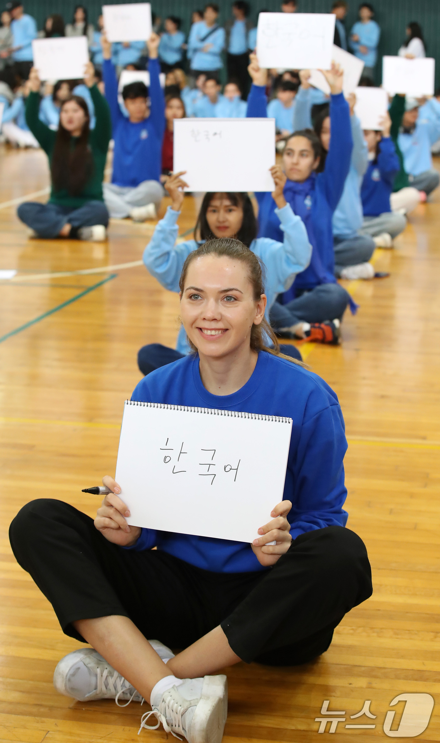 (대구=뉴스1) 공정식 기자 = 한글날을 하루 앞둔 8일 대구 달서구 계명대학교 성서캠퍼스에서 열린 '제578돌 한글날 기념 한국어 퀴즈대회'에 참가한 외국인 유학생들이 받아쓰기 …