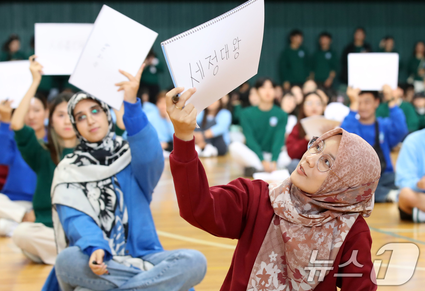 (대구=뉴스1) 공정식 기자 = 한글날을 하루 앞둔 8일 대구 달서구 계명대학교 성서캠퍼스에서 열린 '제578돌 한글날 기념 한국어 퀴즈대회'에 참가한 외국인 유학생들이 받아쓰기 …