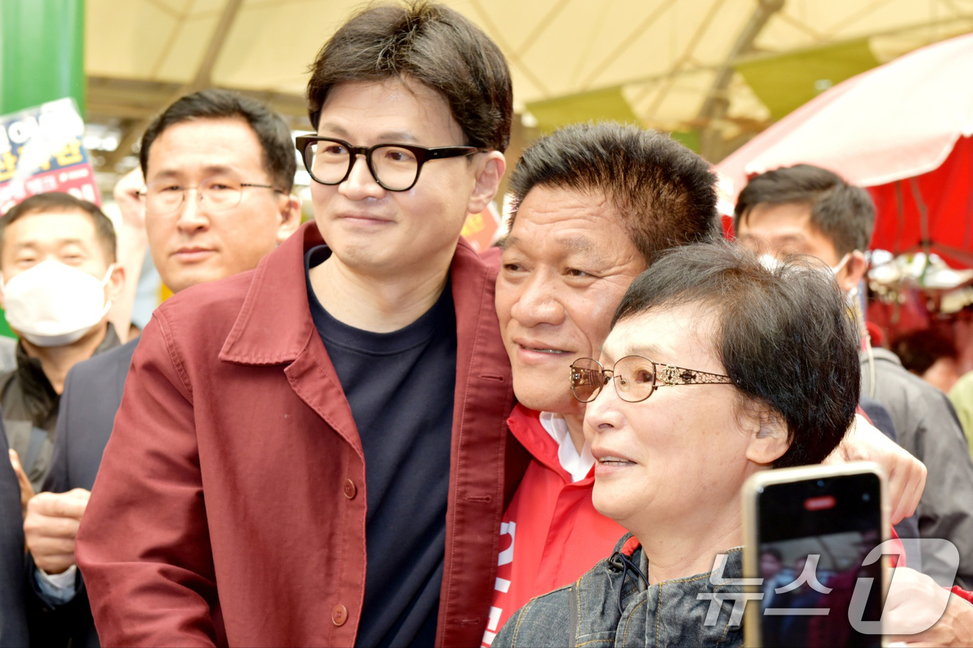 (곡성=뉴스1) 김동수 기자 = 한동훈 국민의힘 대표가 8일 전남 곡성군 기차마을 전통시장 입구에서 최봉의 곡성군수 후보 지원 유세를 하고 있다.2024.10.8/뉴스1