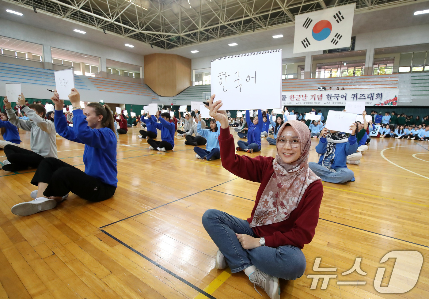 (대구=뉴스1) 공정식 기자 = 한글날을 하루 앞둔 8일 대구 달서구 계명대학교 성서캠퍼스에서 열린 '제578돌 한글날 기념 한국어 퀴즈대회'에 참가한 외국인 유학생들이 받아쓰기 …