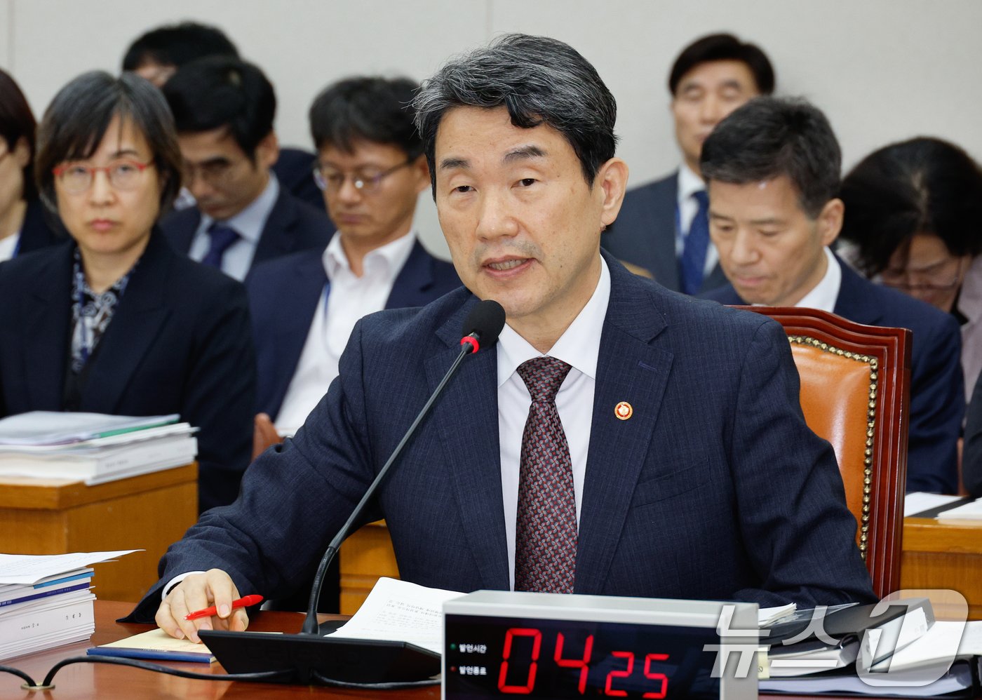 본문 이미지 - 이주호 사회부총리 겸 교육부 장관이 8일 오전 서울 여의도 국회 교육위원회에서 열린 교육부·국가교육위원회·국사편찬위원회 등에 대한 국정감사에서 의원 질의에 답하고 있다. 2024.10.8/뉴스1 ⓒ News1 안은나 기자