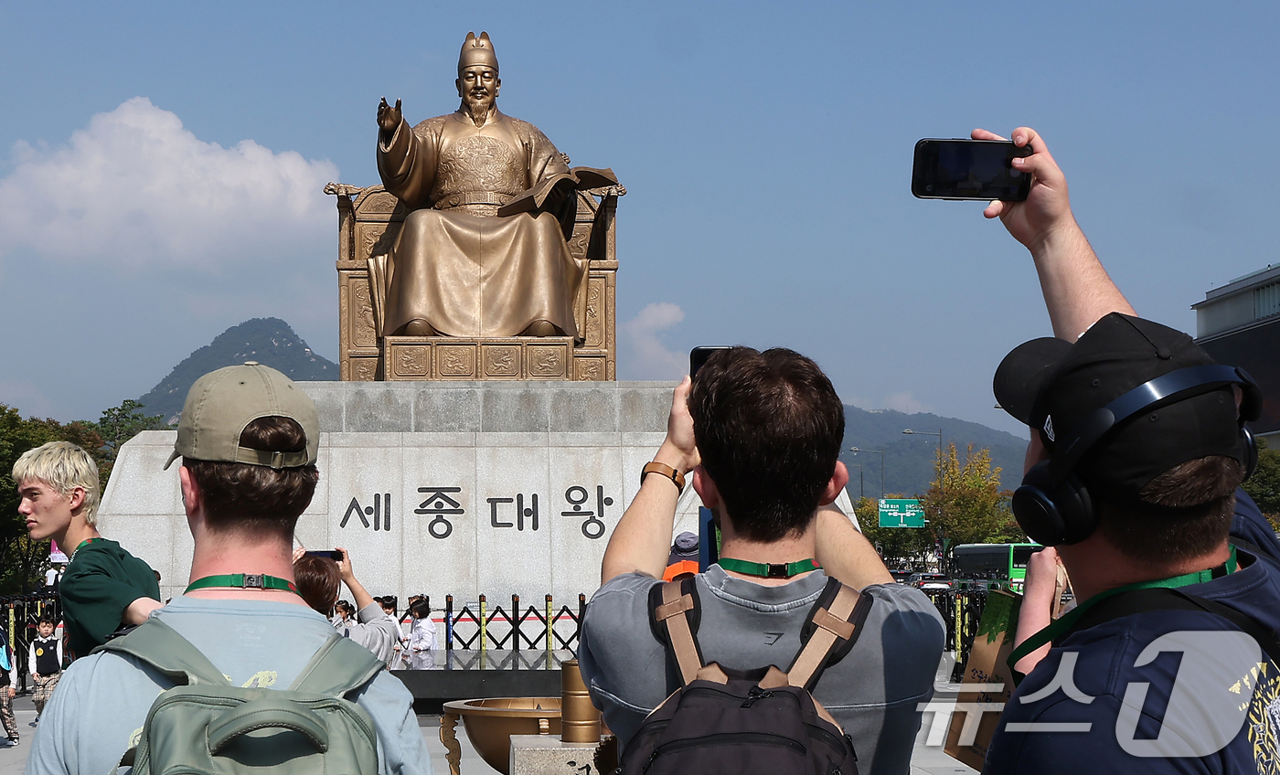 (서울=뉴스1) 김진환 기자 = 제578돌 한글날을 하루 앞둔 8일 오후 서울 광화문 광장을 찾은 외국인 관광객들이 세종대왕 동상을 사진 찍고 있다. 2024.10.8/뉴스1