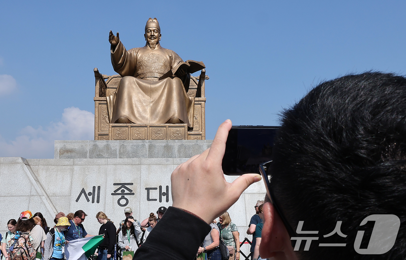 (서울=뉴스1) 김진환 기자 = 제578돌 한글날을 하루 앞둔 8일 오후 서울 광화문 광장 세종대왕 동상을 찾은 시민이 사진을 찍고 있다. 2024.10.8/뉴스1