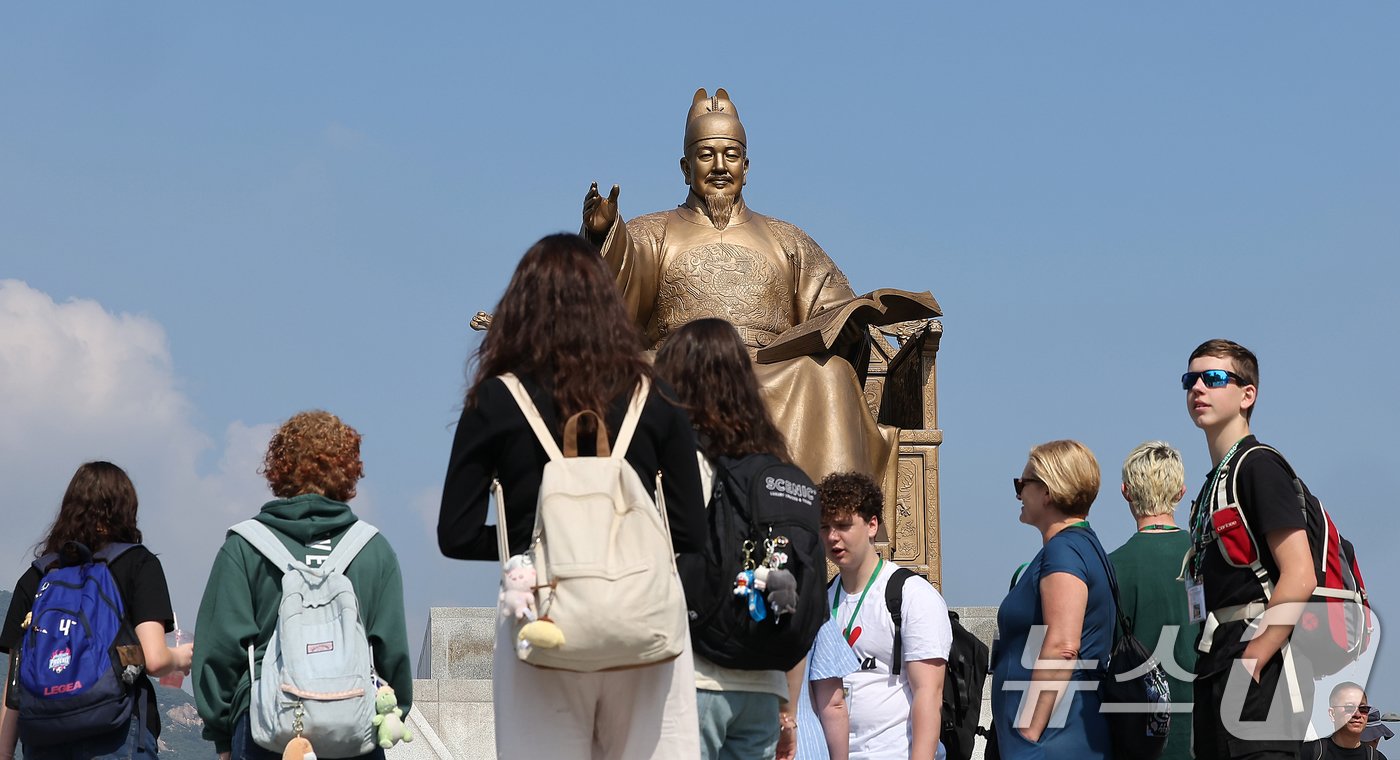 본문 이미지 - 제578돌 한글날을 하루 앞둔 8일 오후 서울 광화문 광장을 찾은 외국인 관광객들이 세종대왕 동상을 바라보고 있다. 2024.10.8/뉴스1 ⓒ News1 김진환 기자