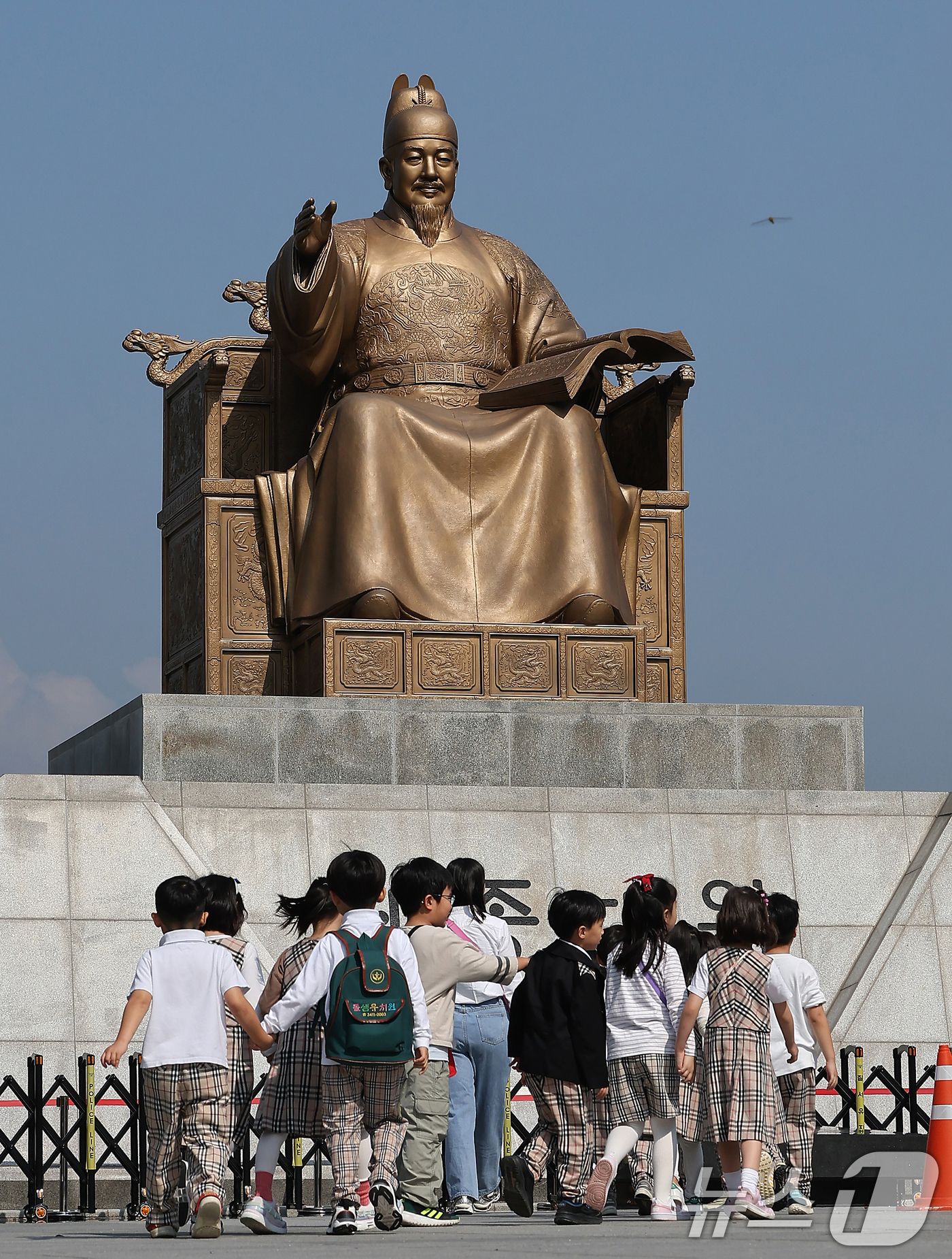 (서울=뉴스1) 김진환 기자 = 제578돌 한글날을 하루 앞둔 8일 오후 서울 광화문 광장 에서 어린이들이 세종대왕 동상을 바라보고 있다 . 2024.10.8/뉴스1