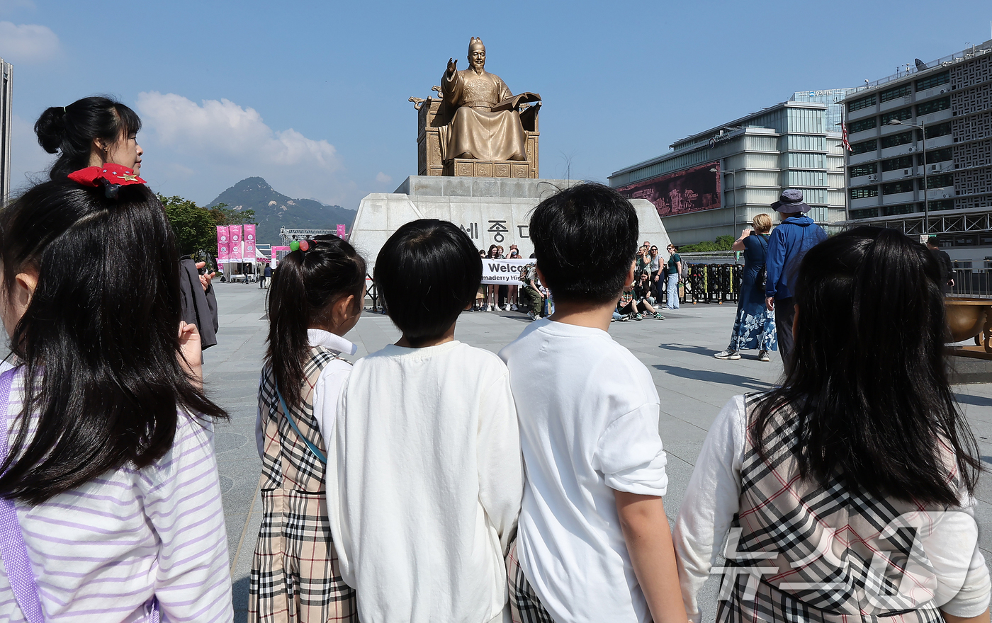 (서울=뉴스1) 김진환 기자 = 제578돌 한글날을 하루 앞둔 8일 오후 서울 광화문 광장 에서 어린이들이 세종대왕 동상을 바라보고 있다 . 2024.10.8/뉴스1