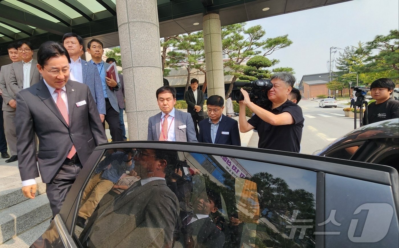 공직선거법 위반으로 당선이 무효가 된 박경귀 전 아산시장이 시청을 떠나고 있다. 2024.10.8. /뉴스1 ⓒNews1 이시우 기자