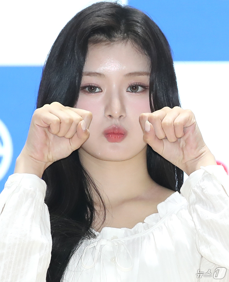 (경기=뉴스1) 권현진 기자 = 그룹 피프티피프티(FIFTY FIFTY) 아테나가 8일 경기도 화성에 위치한 안용중학교에서 진행된 웹예능 ‘오늘 우리 학교는 시즌3’(오우학3)에 …